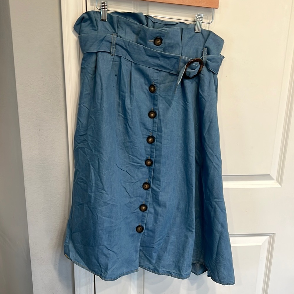 Light denim button midi skirt 🌼flowy with belt